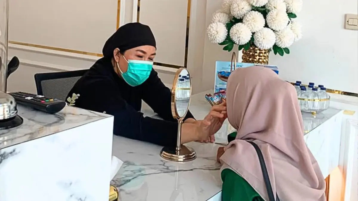 PERIKSA JERAWAT: Pasien sedang memeriksakan jerawat di wajahnya. (DEWI SAFITRI/RADAR BOJONEGORO)