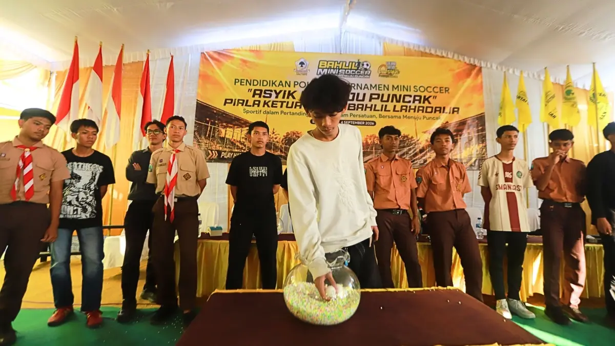 AMBIL : Tim mini soccer saat melakukan technical meeting di DPD Golkar Jumat lalu. (FARHAN REZA/RADAR BOJONEGORO)
