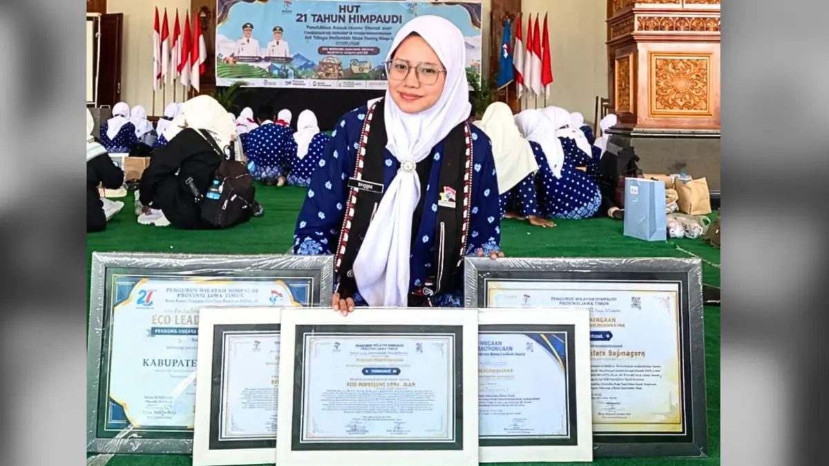BERPRESTASI l Ketua PD Himpaudi Kabupaten Bojonegoro Siti Erwiyanti menunjukkan piagam juara. (ISTIMEWA/RADAR BOJONEGORO)