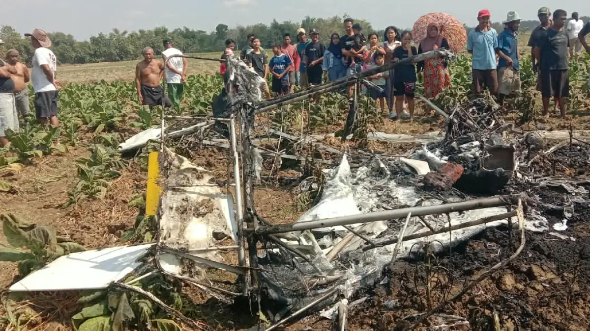 JADI TONTONAN: Pesawat yang jatuh di Sarimulyo Blora jadi tontonan warga, Minggu (6/9). Pilot dan sekretaris pilot selamat.