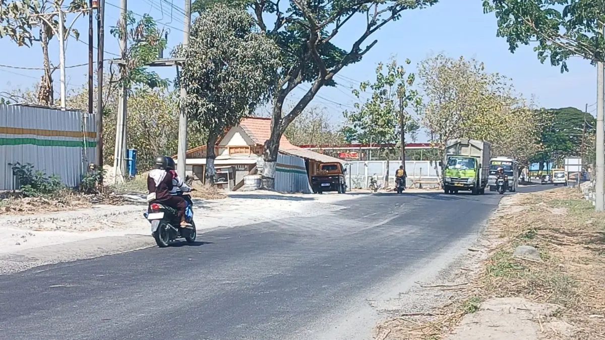 SEGERA DIPERBAIKI : Jalan yang mengalami kemiringan ini akan diperbaiki. (AHMAD SYAEROYZI/RADAR BOJONEGORO)