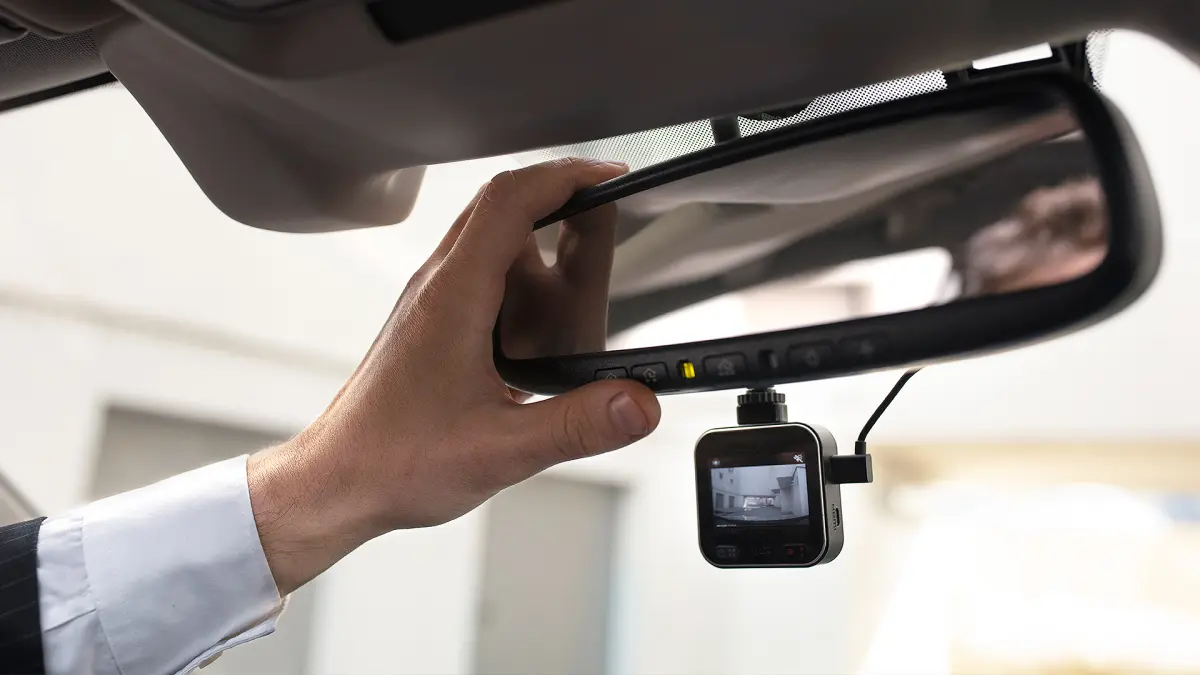 Dashcam atau kamera dasbor menjadi salah satu aksesori yang penting untuk keamanan mobil. (MAGNIFIC/ANDHIKA FERIAWAN/RADAR BOJONEGORO)