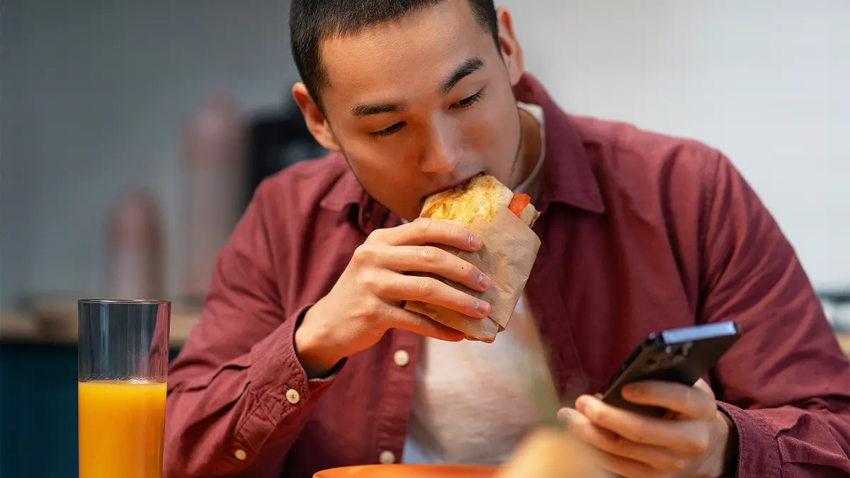 Makan sambil bermain hp bisa menyebabkan otak tidak fokus, benarkah ? (MAGNIFIC/ANDHIKA FERIAWAN/RADAR BOJONEGORO)