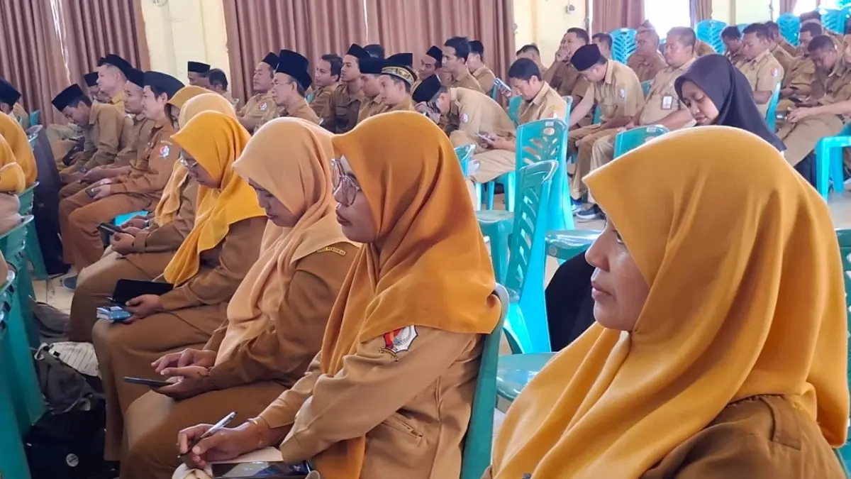 MENYIMAK PENGARAHAN: Para guru PAI menerima pengarahan dari pejabat Kemenag Bojonegoro. TPG PAI PPPK belum cair mulai Mei hingga September. Guru berharap segera ada soulusi. (DEWI SAFITRI/RADAR BOJONEGORO)