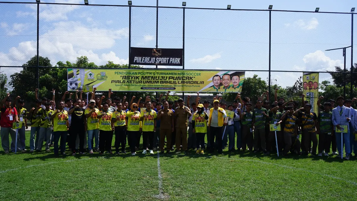 MERIAH: Perwakilan empat DPD Partai Golkar berfoto bersama peserta Bahlil Mini Soccer Asyik Menuju Puncak Zona 3 Tulungagung di Pulerejo Sport Park, Senin (7/9). (DR PERDANA/RADAR TULUNGAGUNG)
