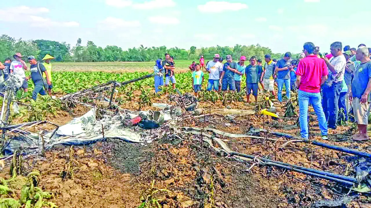 TERSISA PUING-PUING: Kondisi puing-puing pesawat jenis Vixxen Sky Ranger jatuh di area persawahan Desa Sarimulyo, Kecamatan Ngawen, kemarin (7/9). (ACHMAD SYAEROYZI/RDR.BJN)