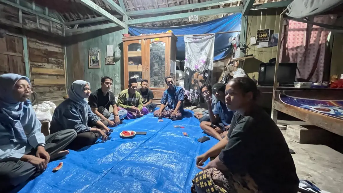 ADVOKASI: Aktivis PC Kopri Bojonegoro saat berkunjung ke rumah terlapor pencurian dua batang kayu di Dusun Jeding, Desa Nganti, Kecamatan Ngraho. (KOPRI FOR RADAR BOJONEGORO)