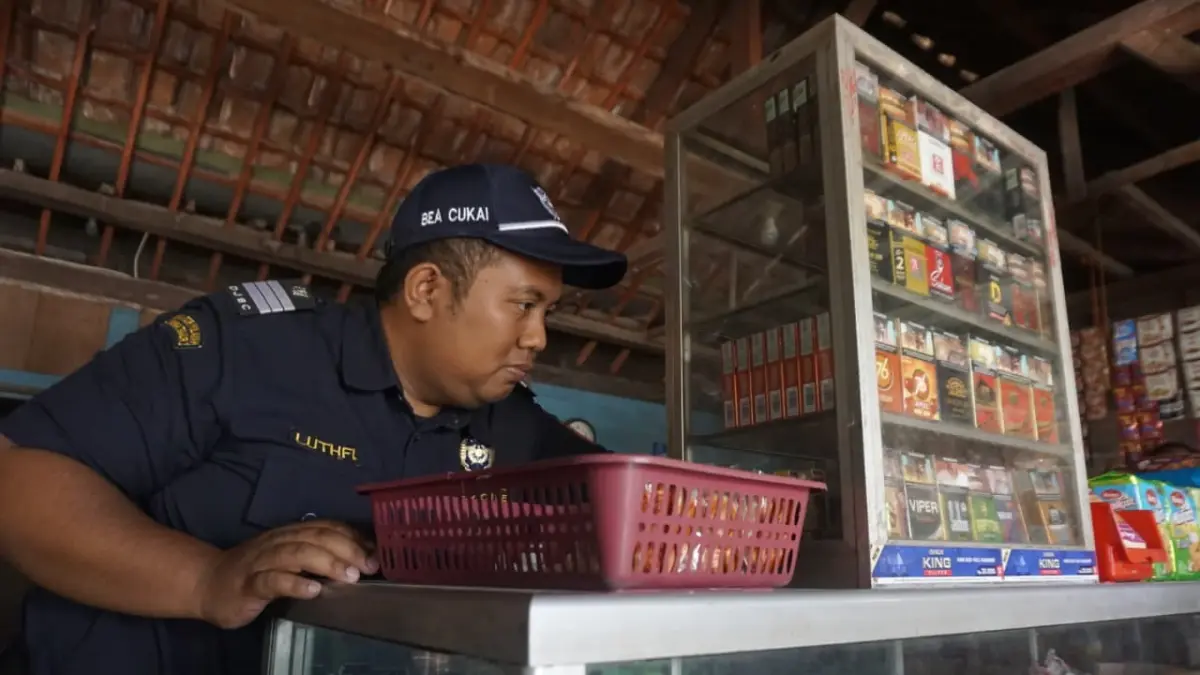 Tim Bea Cukai meninjau rokok jualan di toko warga (FARHAN REZA/RADAR BPJONEGORO)