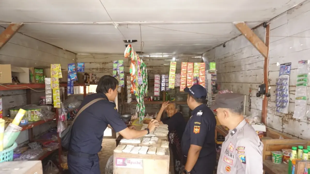 Tim Bea Cukai meninjau rokok jualan di toko warga (FARHAN REZA/RADAR BPJONEGORO)