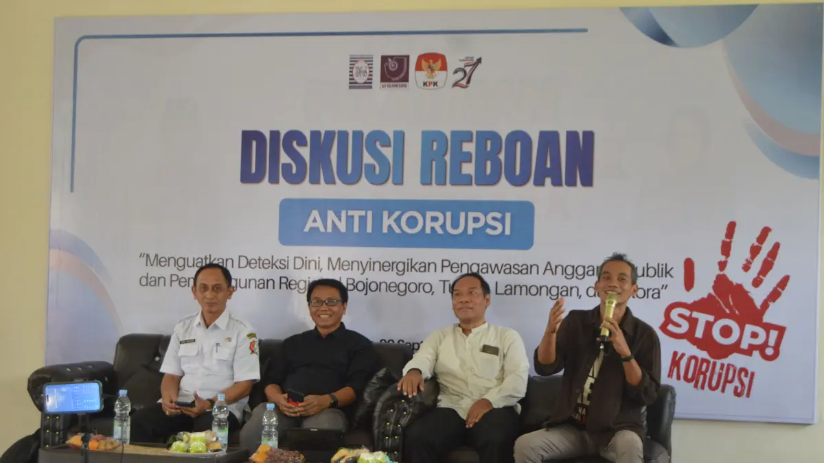 DISKUSI KORUPSI: Idfos bersama AJI Bojonegoro menggelar diskusi korupsi dengan KPK, Inspektorat dan aktivis di Bojonegoro, Tuban, Lamongan, dan Blora. (AJI FOR RADAR BOJONEGORO)