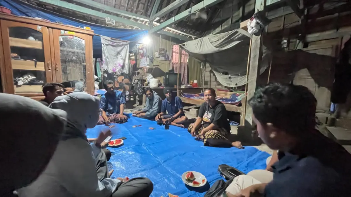 SEDIH: Suniti, 35, istri Suginanto, kesulitan ekonomi karena suaminya ditahan polisi. (KOPRI FOR RADAR BOJONEGORO)