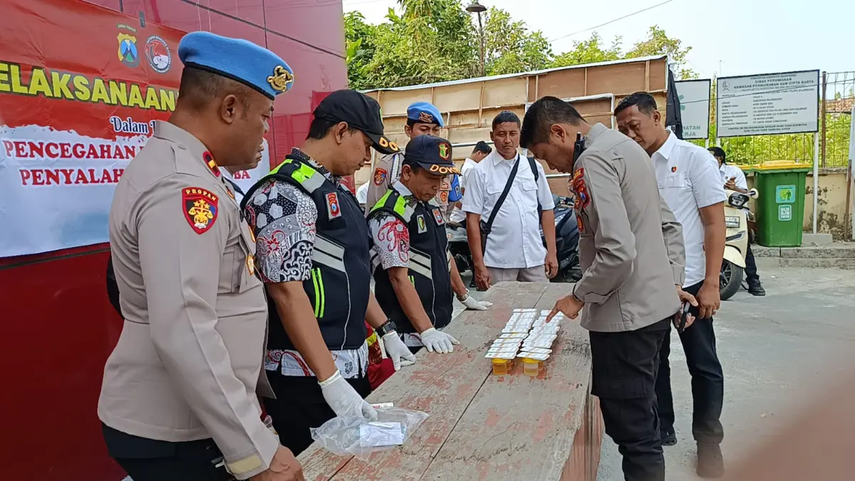 TES URINE: Wakapolres Bojonegoro Kompol Ferry Dharmawan memeriksa tes urine 24 anggota satresnarkoba, hasilnya dinyatakan negatif narkoba. (YANA DWI KURNIYA WATI/RADAR BOJONEGORO)