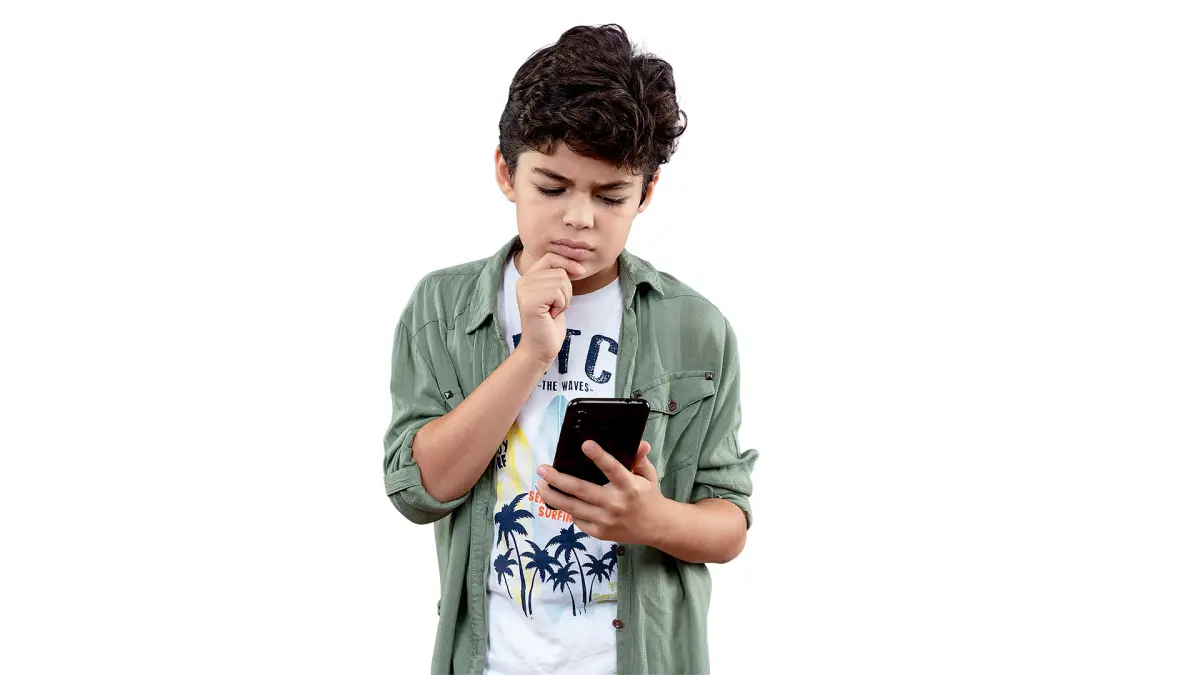Tips membesarkan anak laki laki dengan membatasi informasi yang masuk di era digital. (MAGNIFIC/ANDHIKA FERIAWAN/RADAR BOJONEGORO)