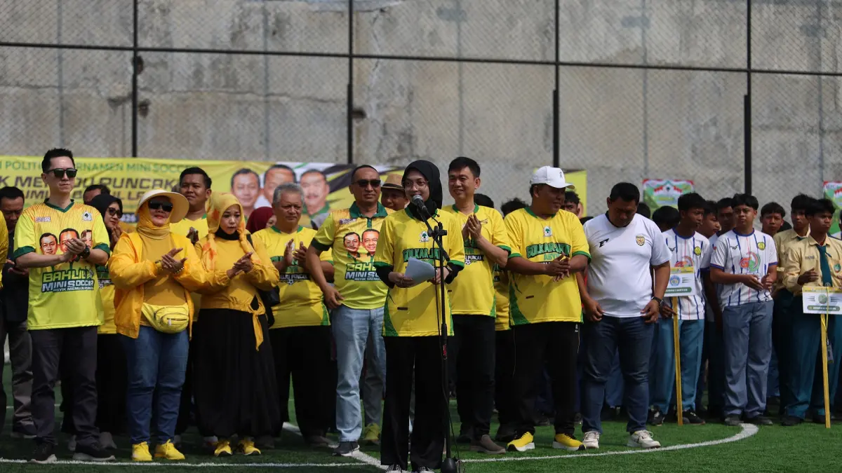 ASYIK MENUJU PUNCAK: Wali Kota Kediri Viananda Prameswati menjelang pembukaan Turnamen Bahlil Mini Soccer U-17 Asyik Menuju Puncak Zona 4 Kediri di lapangan Inzia Minisoccer berlokasi di Kecamatan Ngasem, Kabupaten Kediri. (WAHYU ADJI F./JPRK)
