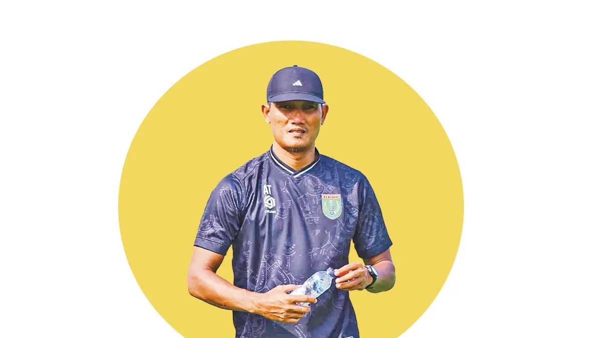 BERBAGI ILMU: Aries Tuansyah, eks pemain Persibo sedang berbagi ilmunya kepada pemain di level akar rumput (ISTIMEWA/RADAR BOJONEGORO)