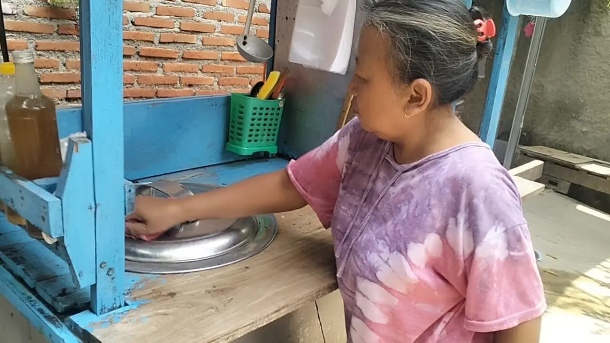 HIMPITAN EKONOMI: Puji Lestari menunjukkan gerobak mi yang biasanya digunakan berdagang. (RAHUL OSCARRA DUTA/RDR.BJN)