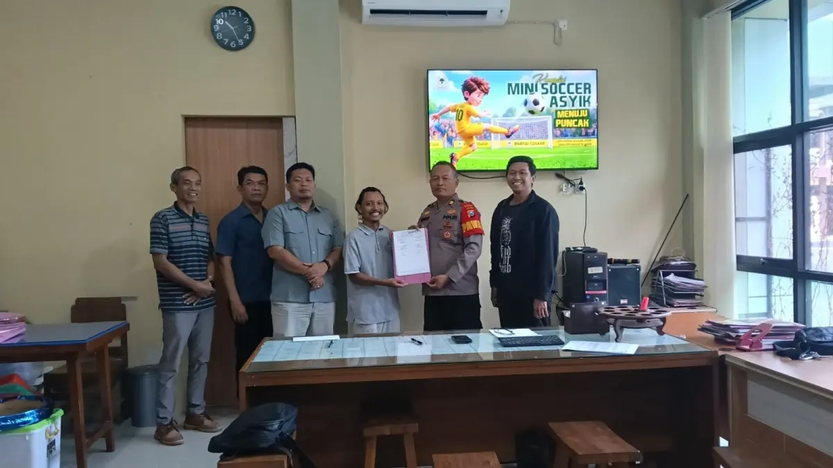 MATANGKAN PERSIAPAN: Panitia Turnamen Bahlil Minisoccer Zona 5 mematangkan persiapan dengan kooordinasi Polres Bojonegoro. (POLRES FOR RADAR BOJONEGORO)