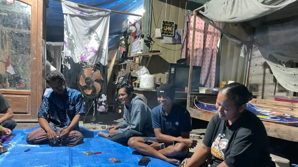 TAK DAPAT BANSOS: Keluarga Suginanto, yang ditahan polisi karena kasus pencurian dua batang kayu jati, tak dapat bansos. (YANA DWI KURNIYA WATI/RADAR BOJONEGORO)