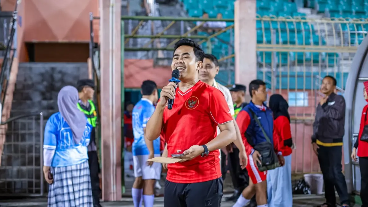 ATRAKTIF : Salah satu sportcaster di Bojonegoro saat tampil membawakan acara saat pertandingan. (IST/RADAR BOJONEGORO)