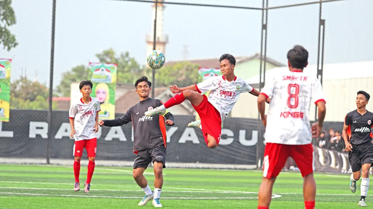 BAHLIL MINI SOCCER: Pertempuran babak semifinal Bahlil Mini Soccer U-17 Zona 4 Kediri berlangsung sengit. (WAHYU ADJI/RADAR KEDIRI)