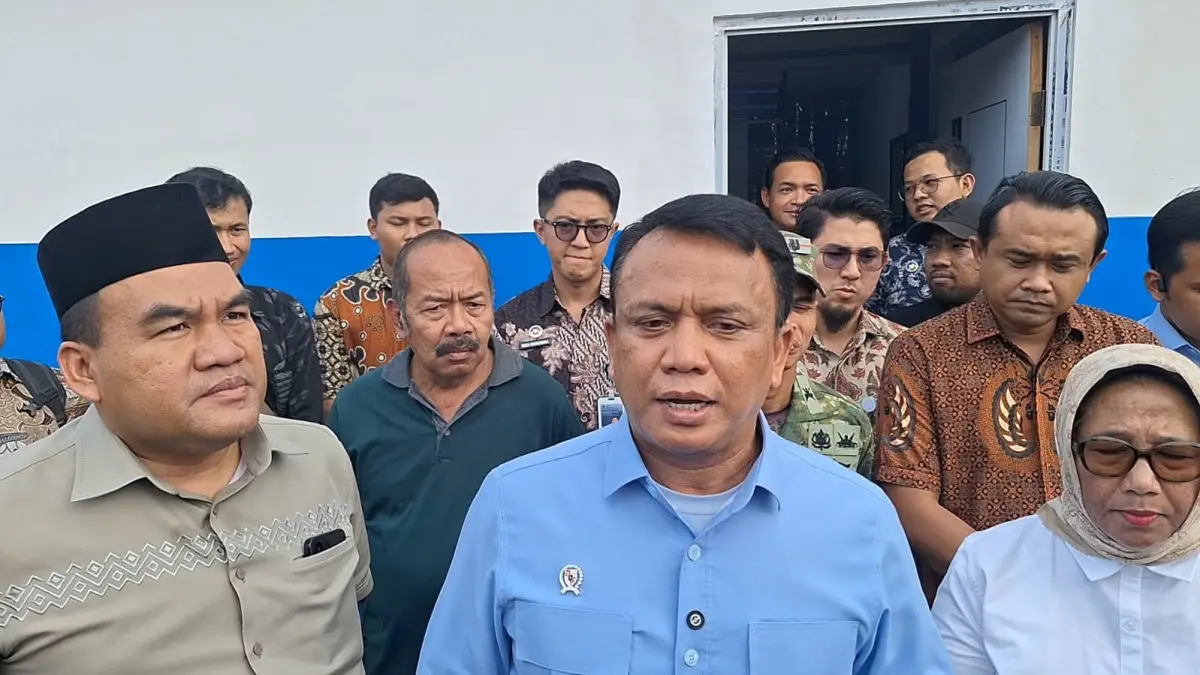 MENINJAU : Wakil Kepala Badan Gizi Nasional (BGN) Mayjen TNI (Purn.) Trenggono saat meninjau langsung SPPG Sukorejo 2. (ACHMAD SYAEROYZI/RADAR BOJONEGORO)