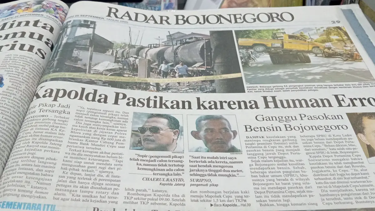 HANGUS: Arsip Jawa Pos Radar Bojonegoro pada 2005 mengupas terbakar dan meledaknya gerbong tangki pengangkut bensin mobil pikap Isuzu Panther di lintasan KA Cepu. (ARSIP RADAR BOJONEGORO)