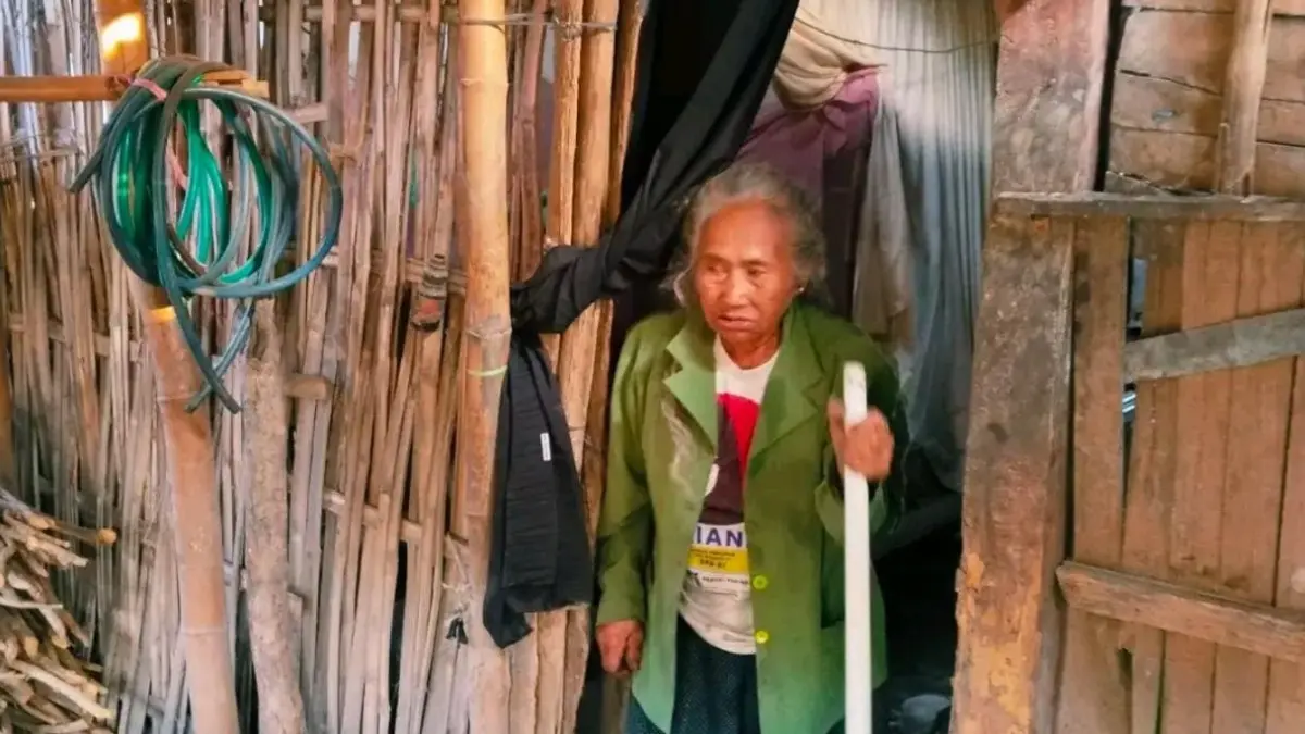 MEMPRIHATINKAN: Kondisi rumah Mbah Samijah yang nyaris roboh belum mendapat bantuan bedah rumah. (RAHUL OSCARRA DUTA/RADAR BOJONEGORO)