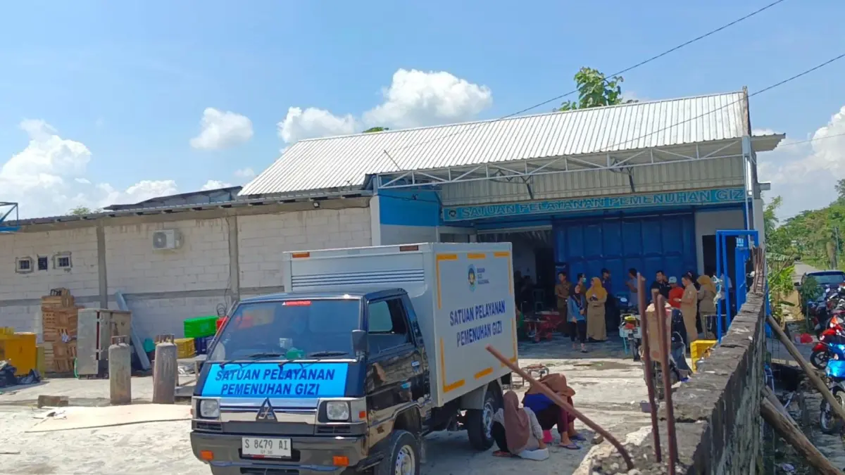 DISTRIBUSI : Salah saty dapur SPPG di Bojonegoro saat sedang mempersiapkan makanan untuk didistribusikan.(YANA/RADAR BOJONEGORO)
