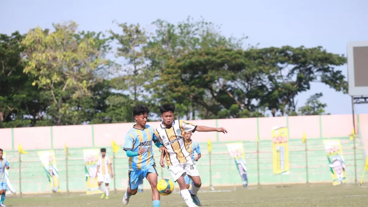 DUEL SENGIT: Pemain SMAN 1Pemain SMAN 1 Lamongan (jerseyLamongan (jersey biru) berebutbiru) berebut bola denganbola dengan pemain SMKN 1pemain SMKN 1 Bojonegoro dalamBojonegoro dalam laga babak 8 besarlaga babak 8 besar kemarin (14/9) dikemarin (14/9) di Stadion LetjendStadion Letjend Soedirman (SLS).Soedirman (SLS). Laga tersebutLaga tersebut dimenangkandimenangkan SMAN 1 LamonganSMAN 1 Lamongan dengan skor 4-0.