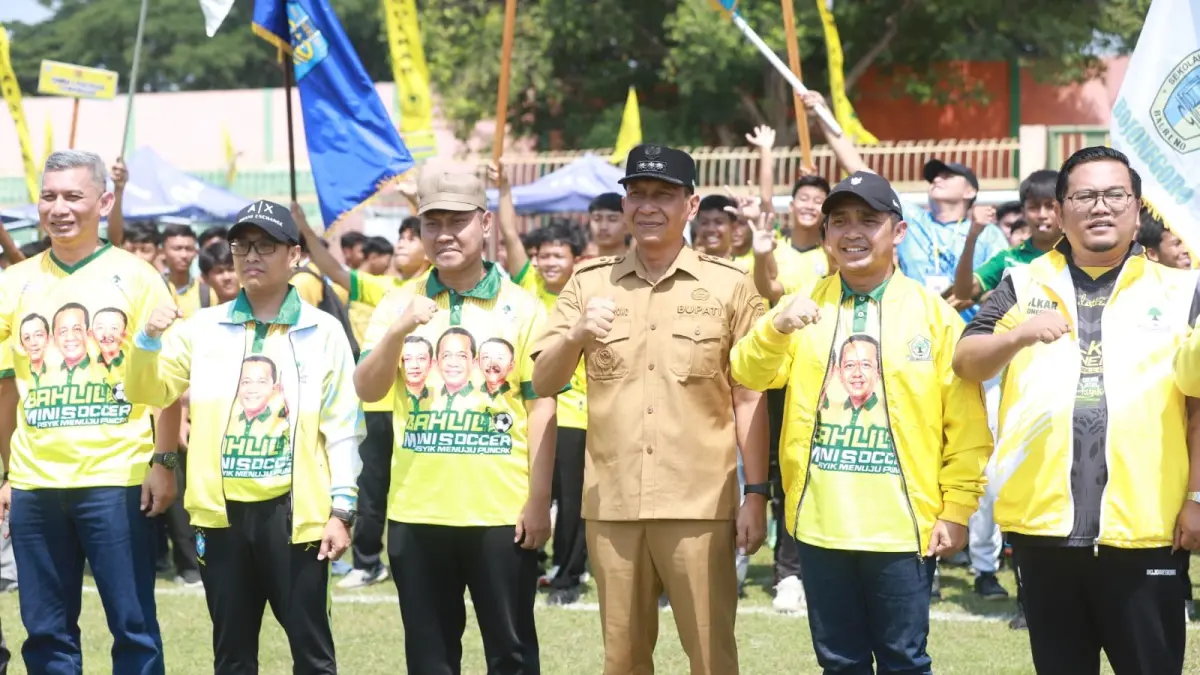 PEMBINAAN: Ketua Harian DPD Partai Golkar Jatim Adi Wibowo resmi membuka Turnamen Bahlil Minisoccer Asyik Menuju Puncak Zona 5 Bojonegoro, Tuban, Lamongan di Stadion Letjend Soedirman (SLS) Bojonegoro kemarin (14/9). Empat tim dari tiga kabupaten mengirimkan wakil di babak semi final yang berlangsung hari ini (15/9).