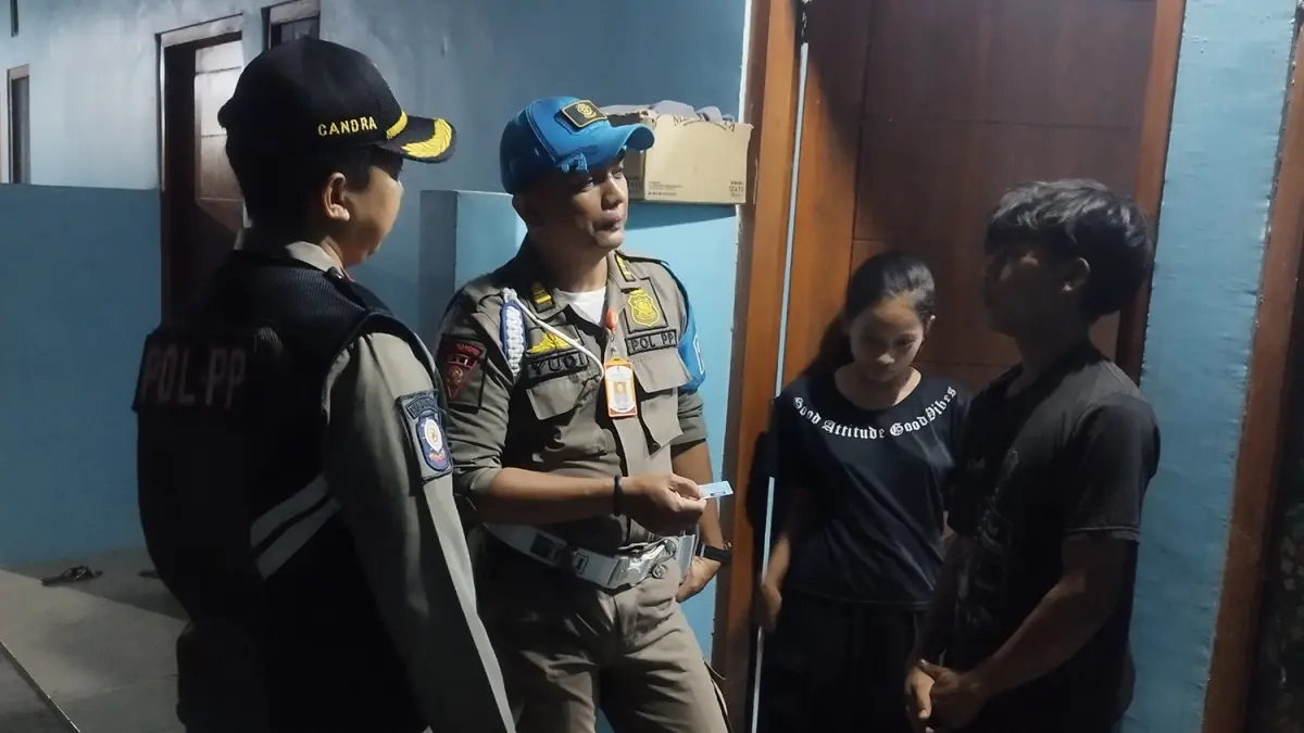 Petugas gabungan menggerebek pesta minuman keras (miras) yang melibatkan sejumlah pelajar di sebuah area indekos di Jalan Pondok Pinang, Kecamatan Bojonegoro