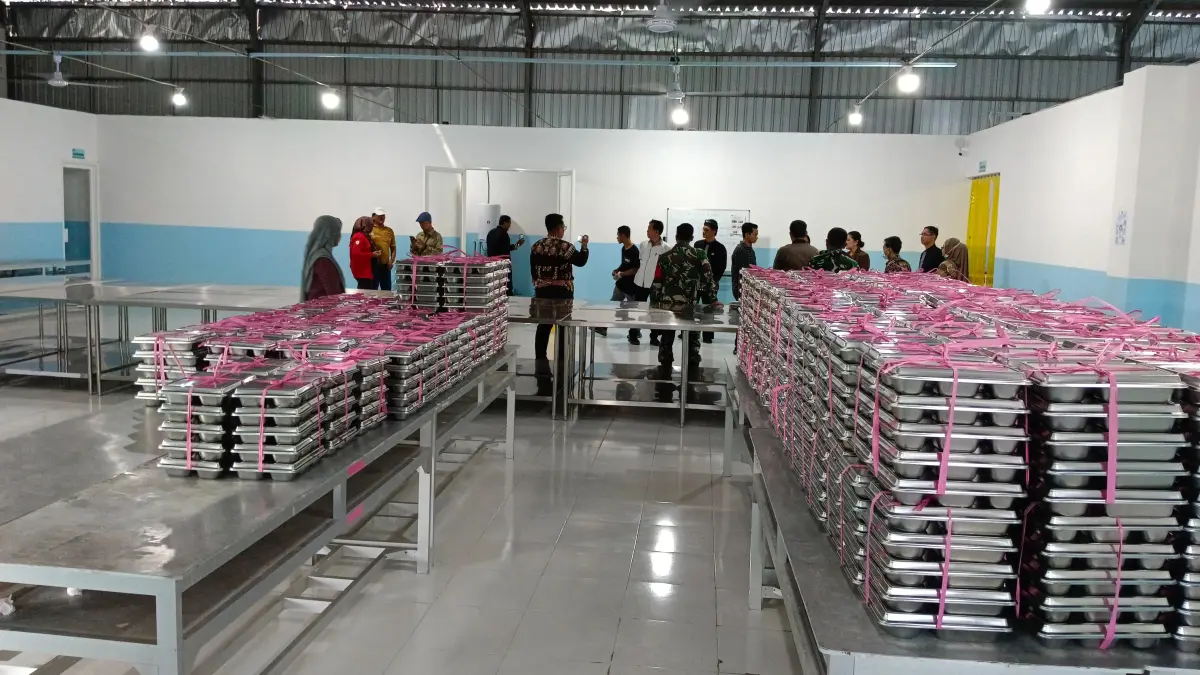 MBG : Salah satu dapur MBG di Bojonegoro saat tengah melakukan persiapan sebelum distribusi.(YANA/RADAR BOJONEGORO)
