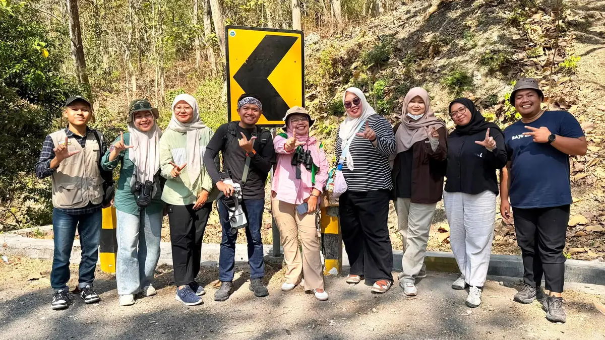 Pertamina EP Sukowati Field (PEP Sukowati) bersama Lembaga Penelitian dan Pengabdian kepada Masyarakat (LPPM) Universitas Bojonegoro lakukan konservasi biodiversitas di Kawasan Hutan Jati Bojonegoro. (UNIGORO FOR RADAR BOJONEGORO)