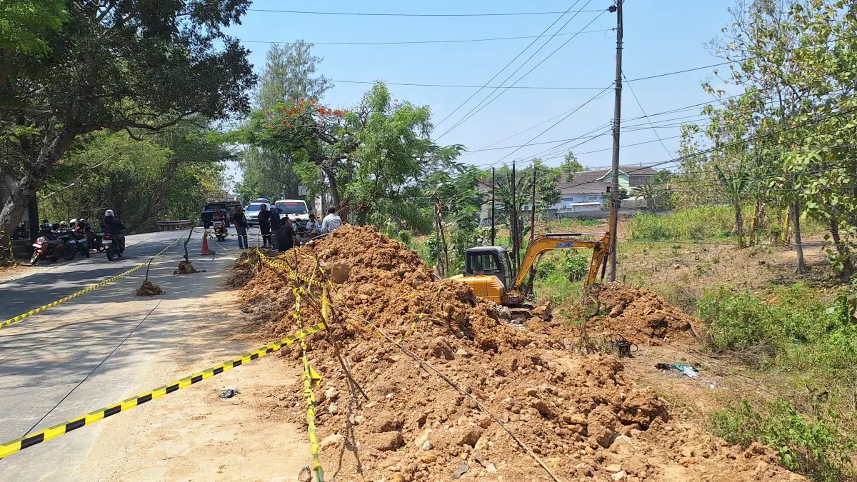 PROSES PERBAIKAN: Perbaikan pipa Perumda Air Minum Tirta Amerta di ruas Jalan Blora-Cepu, tepatnya di Kecamatan Sambong.(IST./RDR.BJN)