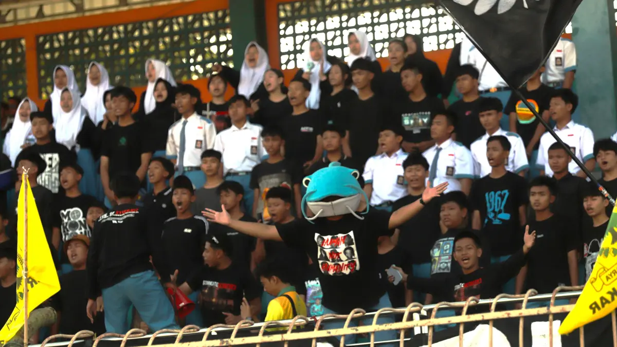 TERBAIK : kreativitas suporter SMAN 1 Lamongan saat di Stadion Letjend Soedirman. (OCHIEM/RADAR BOJONEGORO)