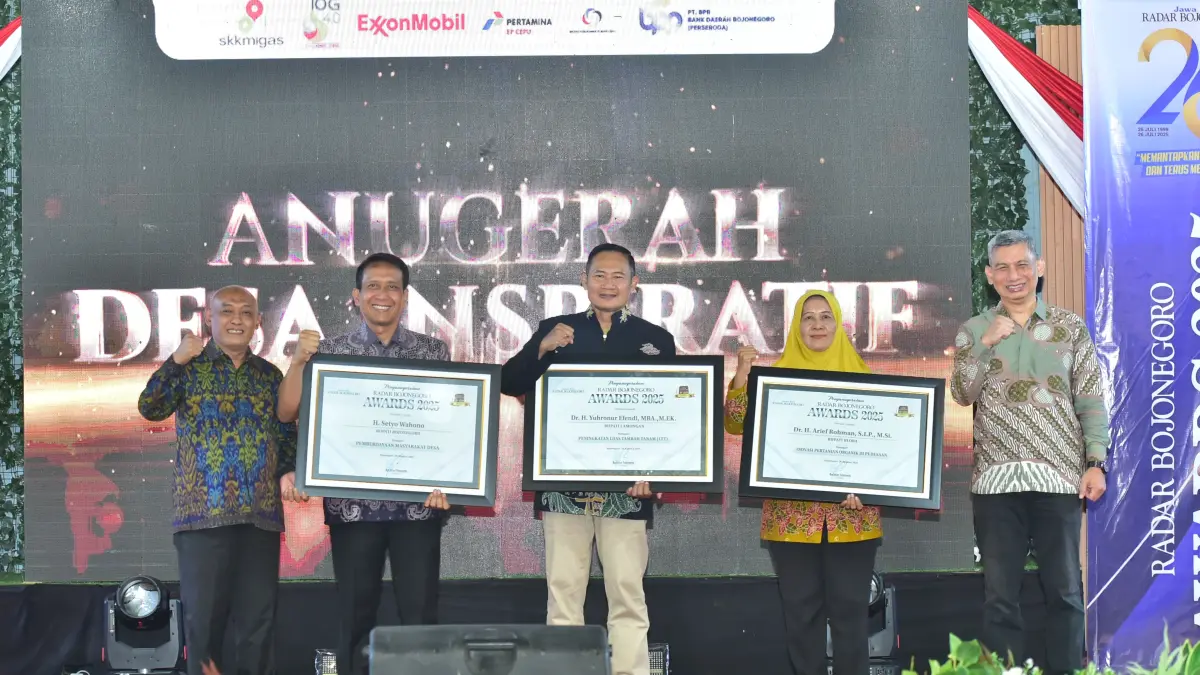 INSPIRATIF: Bupati Bojonegoro, Lamongan, dan perwakilan dari Blora menerima penghargaan Radar Bojonegoro Awards pada 2025 lalu. (ARSIP JAWA POS RADAR BOJONEGORO)