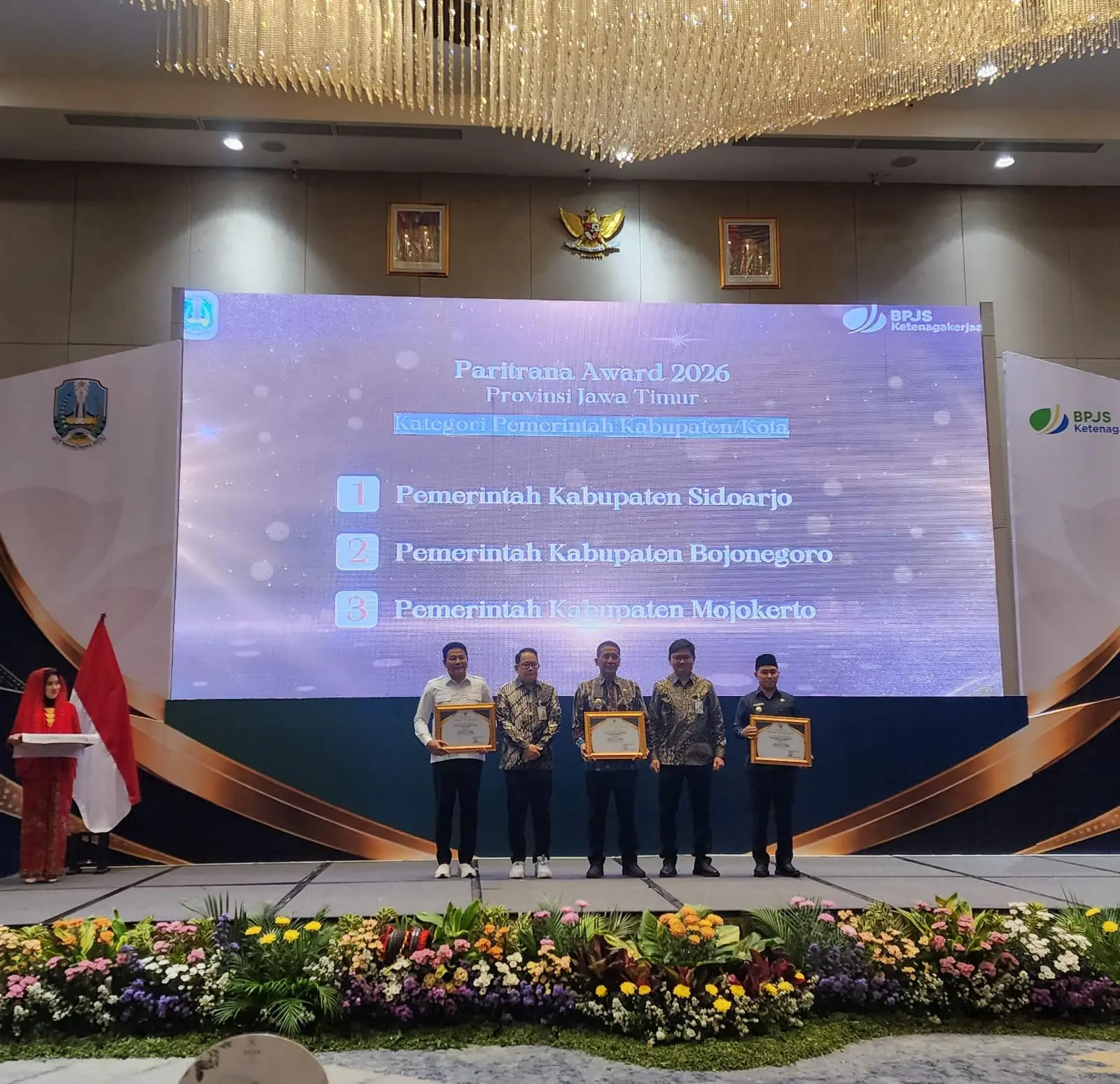 MEMBANGGAKAN: Pemkab Bojonegoro raih peringkat ke-2 Jamsostek Award Jatim 2026. Penghargaan diterima langsung di Ballroom Vasa Hotel, Surabaya pada Rabu (16/9/2026).