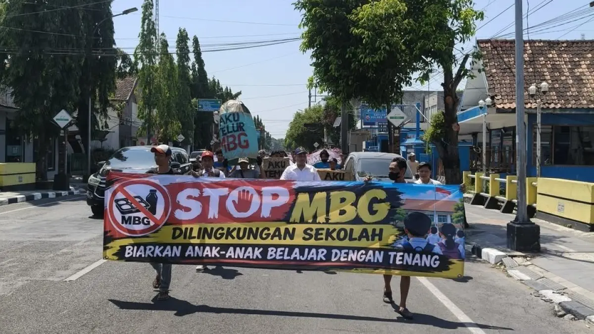 SUARAKAN ASPIRASI: MPPA Blora membentangkan spanduk bertuliskan penolakan terhadap MBG. (RAHUL OSCARRA DUTA/RDR.BJN )