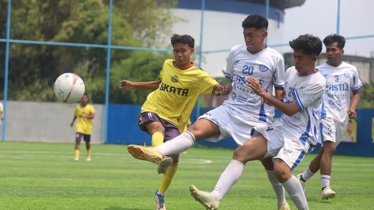 LAGA PERDANA: Dua penggawa SMAN 1 Puri (kostum putih) berusaha merebut bola dari pemain Tamansiswa Mojokerto di laga babak 16 besar. Pertandingan tersebut dimenangkan tim Tamansiswa Mojokerto lewat adu penalti dengan skor 3-2. (SOFAN KURNIAWAN/RADAR MOJOKERTO)
