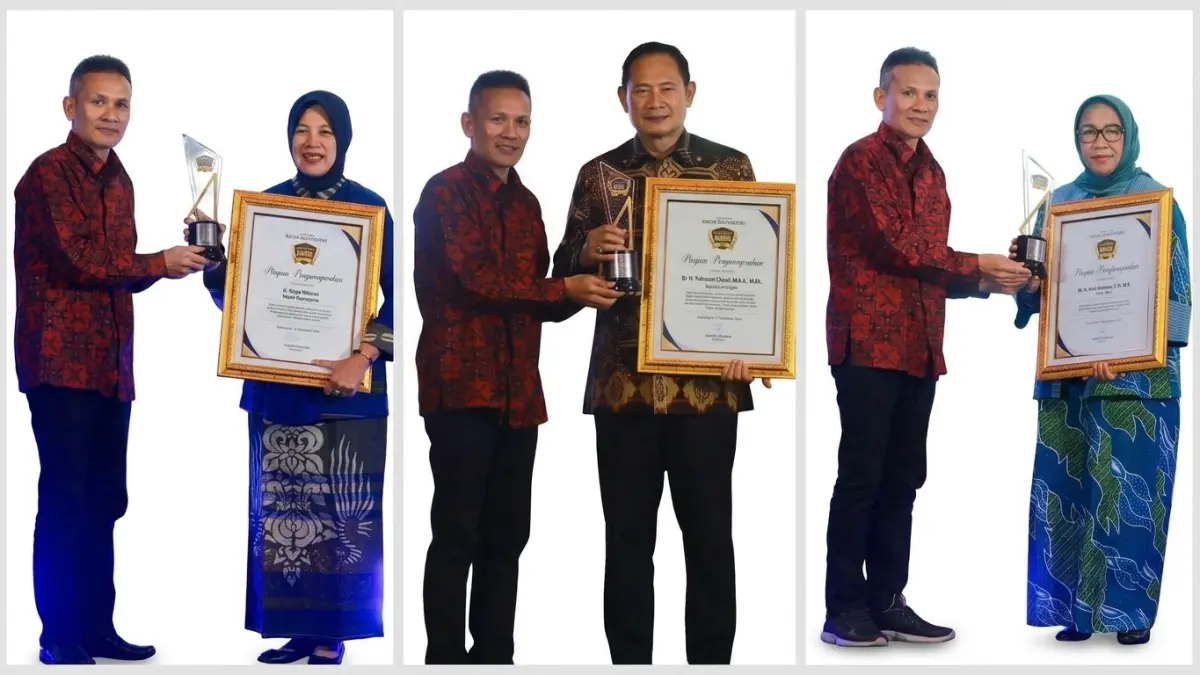 PIONIR: Direktur Jawa Pos Radar Marsudi Nurwadi menyerahkan penghargaan Radar Bojonegoro Awards 2026 kategori The Inspiring Food Security Pioneers kepada Bupati Bojonegoro Setyo Wahono yang diwakili Waki Bupati Nurul Azizah (kiri); Bupati Lamongan Yuhronur Efendi; dan Bupati Blora Arief Rohman yang diwakili Wakil Bupati Sri Setyorini. (FARHAN REZA ARDIANSYAH/RADAR BOJONEGORO)
