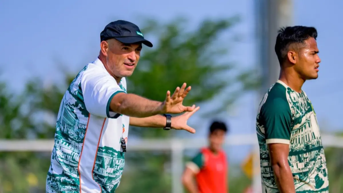 Bernardo Tavarez beri instruksi di sesi latihan Persebaya jelang menjamu Garudayaksa FC, Sabtu (19/20).