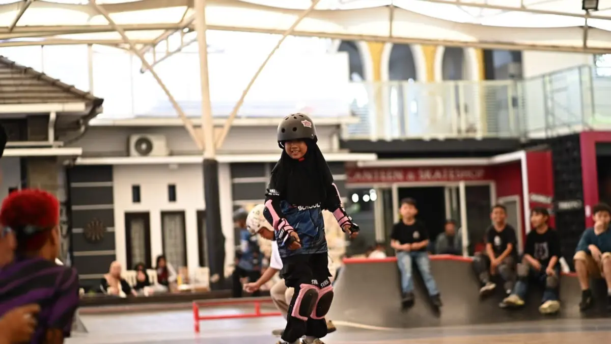 BIBIT UNGGUL: Hayyu Shanaztya Machrus ebrhasil meraih juara 3 Skateboard U-15 Jatim. (ISTIMEWA/RADAR BOJONEGORO)