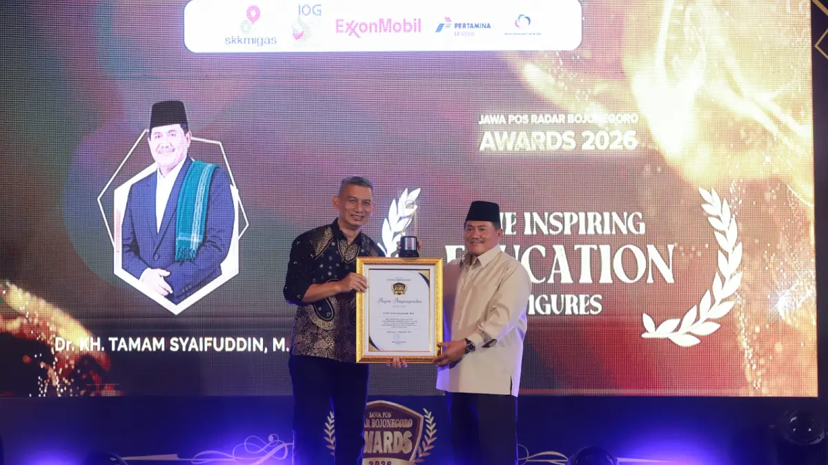 INSPIRATIF: Kiai Tamam menerima Radar Bojonegoro Awards 2026 dari Direktur Radar Bojonegoro Bachtiar Febrianto.