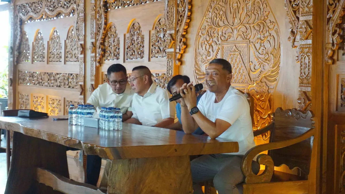MENUJU LIGA 2: I Putu Gede Suwi Santoso (paling kanan) diperkenalkan di kediaman Presiden Persibo Wihadi Wiyanto, Desa Mulyoagung, Kecematan Bojonegoro Jumat (18/9). Ditargetkan bisa membawa klub kebanggaan masyarakat Bojonegoro naik kasta ke Liga 2. (ANDIKA FERERIAWAN/RADAR BOJONEGORO)