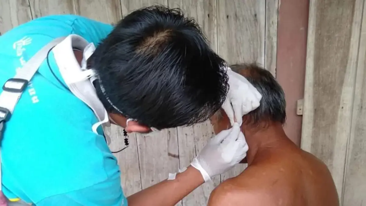 BERI PENGOBATAN: Dinkes Blora jemput bola menangani pasien yang mengidap penyakit kusta. (ISTIMEWA/RADAR BOJONEGORO)