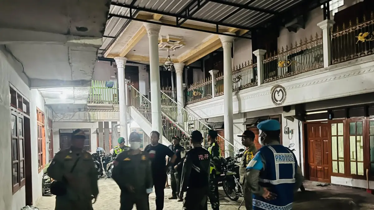 RAZIA KOS: Satpol PP mengamankan empat pasangan di dalam kamar kos, dalam operasi dan pemantauan rumah kos, Rabu (16/9) malam. (YANA DWI KURNIYA WATI/RADAR BOJONEGORO)