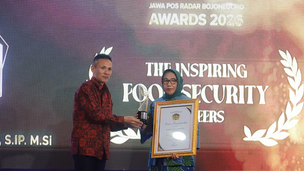 Arief Rohman raih penghargaan Jawa Pos Radar Bojonegoro Awards 2026. (REZA FARHAN/RADAR BOJONEGORO)
