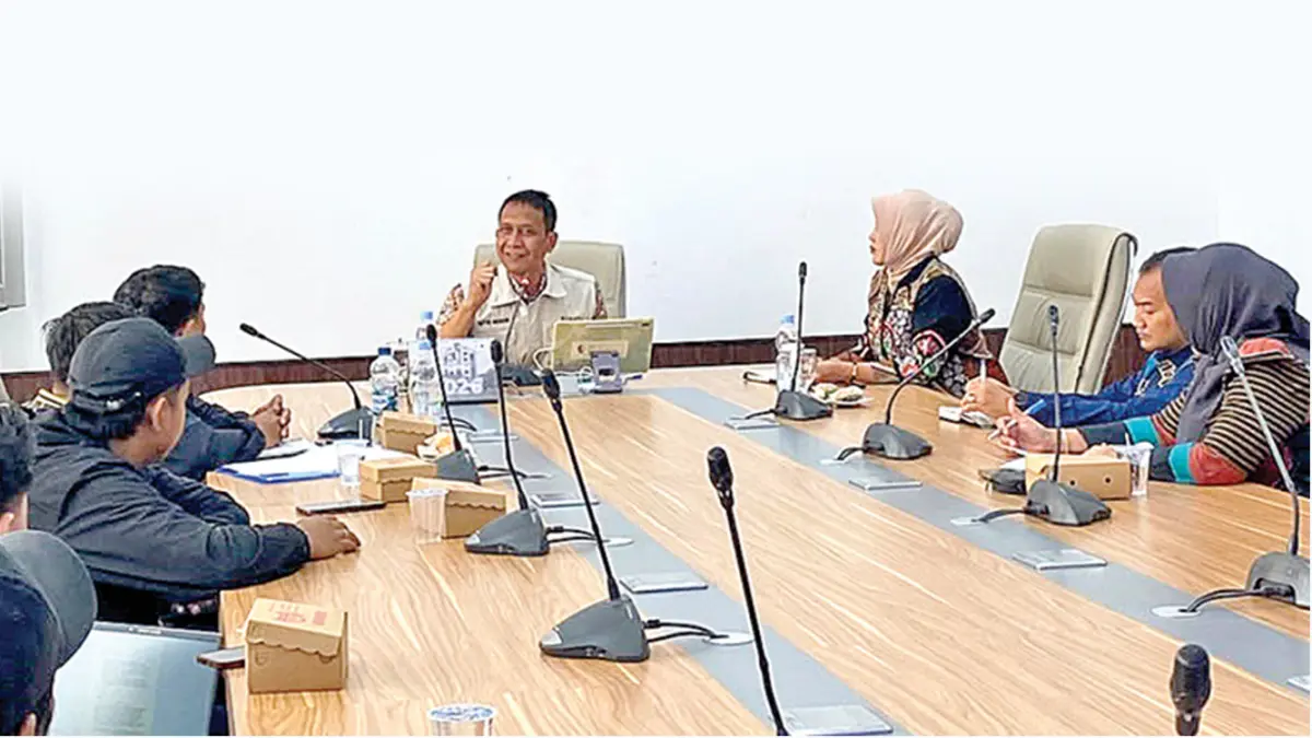 AUDIENSI: Bupati Setyo Wahono dan Wabup Nurul Azizah bertemu dengan suporter Persibo. (IST)