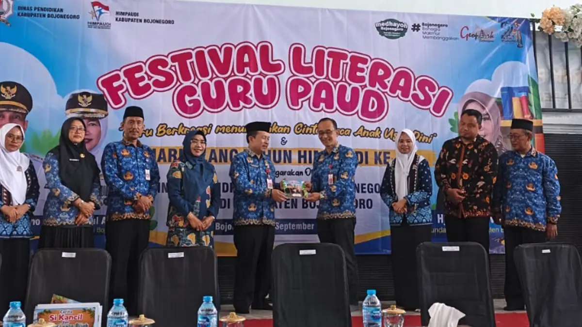 PENYERAHAN: Sebanyak 1.000 buku secara simbolis dari Dinas pendidikan Kabupaten Bojonegoro kepada Dinas Perpustakaan dan Kearsipan. (ISTIMEWA)