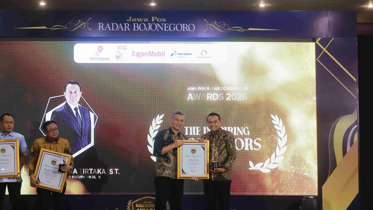 BUAH KERJA KERAS: Wakil Ketua DPRD Blora dari Fraksi Gerindra, Lanova Chandra Tirtaka menerima penghargaan Jawa Pos Radar Bojonegoro Awards 2026 Kategori Inspiring Legislators, yang diserahkan langsung oleh Direktur Jawa Pos Radar Bojonegoro, Bachtiar Febrianto di Aston Hotel Bojonegoro, Kamis malam (17/9).